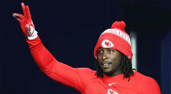 Jogador de futebol americano é suspenso de jogos por agredir mulher