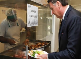 ‘Passar fome no Brasil é uma grande mentira’, diz Bolsonaro