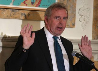 Vazamentos de mensagens de ex-embaixador provocam caça às bruxas do Brexit