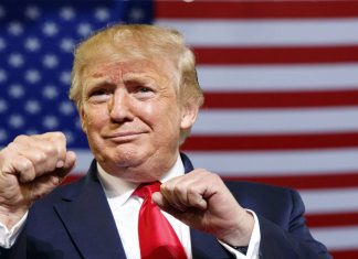 “Mande-a embora, mande-a embora!”: a polêmica racista aparece no comício de Trump