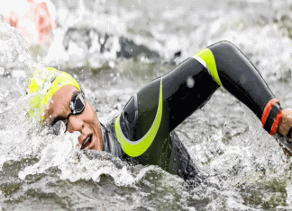 Baiana Ana Marcela conquista primeiro ouro do Brasil na maratona aquática