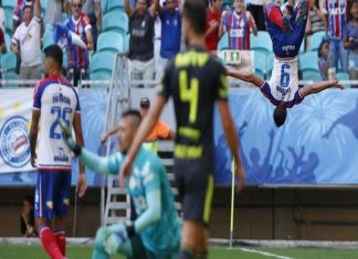Com três gols de Gilberto, Bahia vence o Flamengo na Fonte Nova