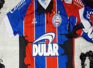 Bahia joga com camisa ‘manchada de óleo’ em protesto contra vazamento no litoral do Nordeste