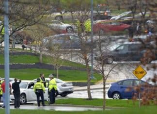 Atirador mata quatro pessoas no Kansas, nos Estados Unidos, e fere cinco