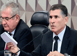 “Olavo de Carvalho é um vigarista profissional”, diz Santos Cruz