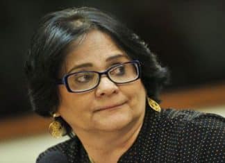 Visita de Damares a interior de SP acaba com vereador jogando ovos em manifestantes