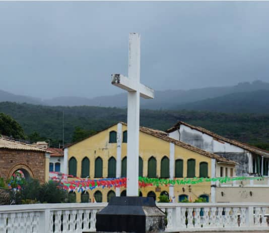 Lençóis: Ruas de Lençóis são lavadas para evitar propagação da Covid-19; ação aconteceu em parceria com a Embasa